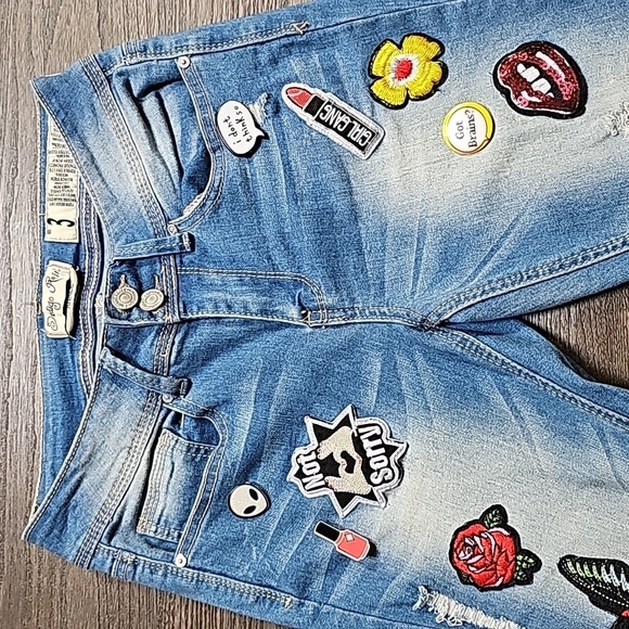 Indigo Rein Juniors' Patch Ripped Skinny Ankle Jeans Fun Patches & Pins  Size 3 - Picture 3 of 17